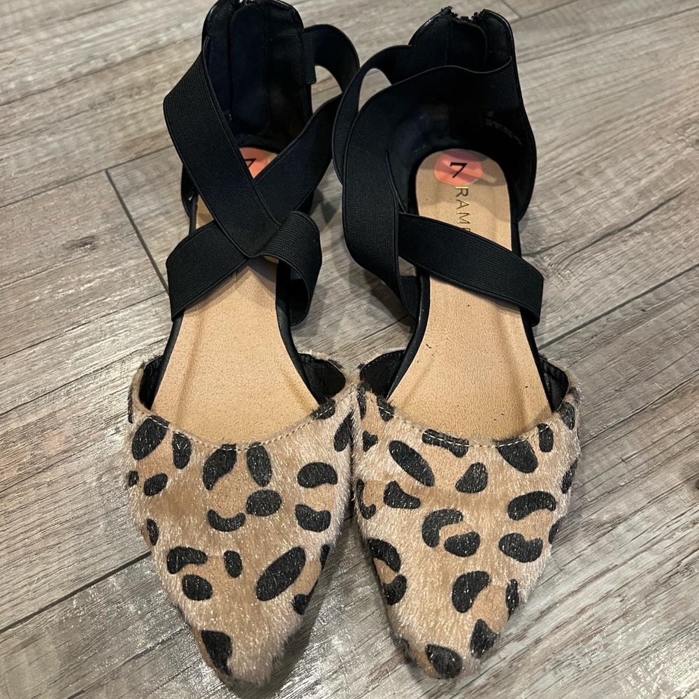 Size 7 Rampage print flats